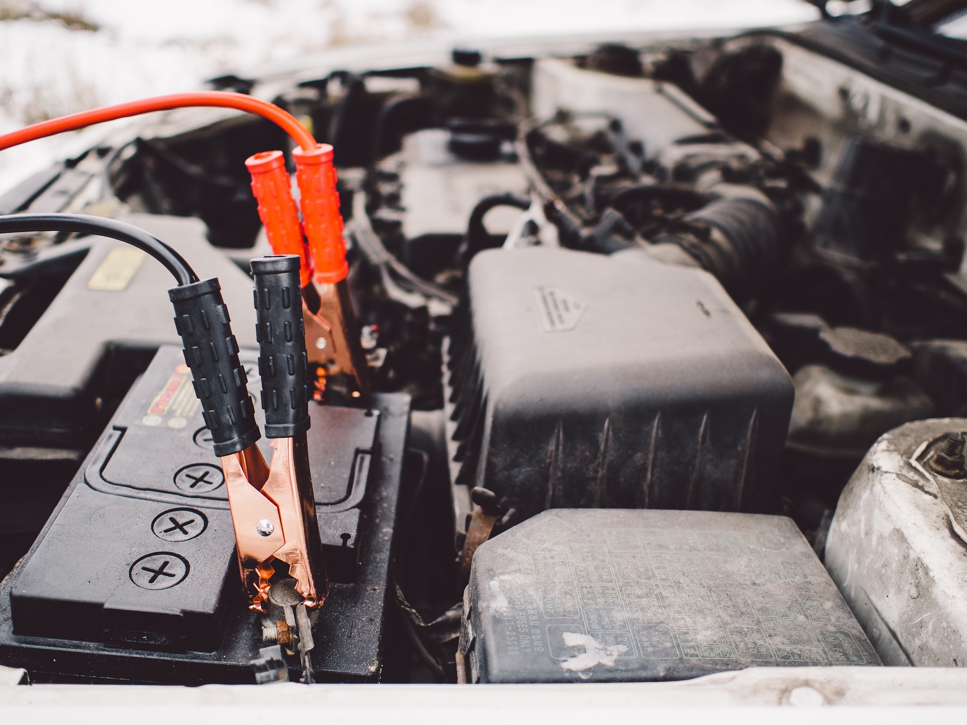 Jak dbać o akumulator samochodowy zimą?